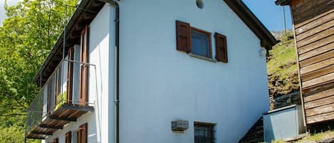 Property, Window, Cloud, Building, Sky, Plant, Wood, House, Tree