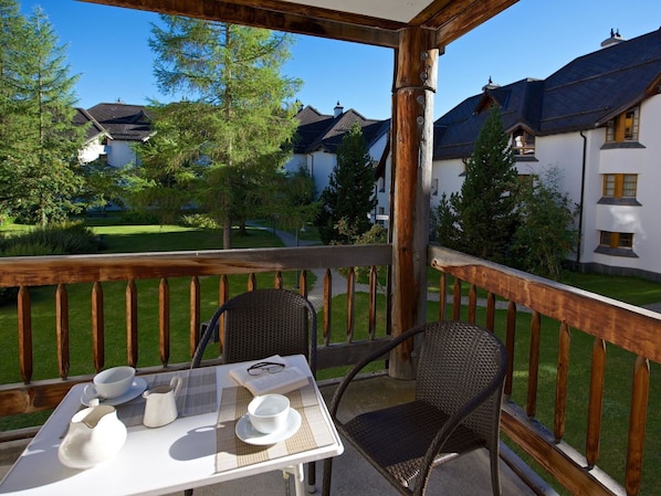 Table, Propriété, Meubles, Ciel, Vaisselle, Bâtiment, Chaise, Bois, Plante, Éclairage