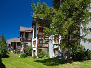Pflanze, Gebäude, Himmel, Baum, Grundstueck, Haus, Urban Design, Fenster, Wohngebiet, Hütte