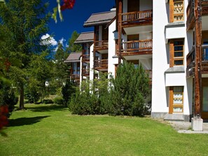 Bâtiment, Plante, Fenêtre, Lot Terre, Herbe, Design Urbain, Arbre, Condominium, Loisir, Zone Résidentielle