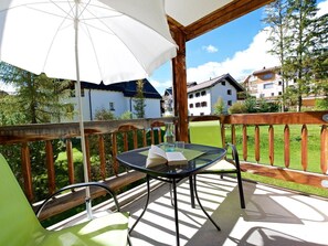 Bâtiment, Plante, Propriété, Table, Meubles, Ciel, Fenêtre, Ombre, Mobilier De Jardin, Design Intérieur