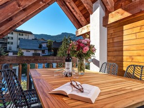 Plant, Table, Furniture, Property, Building, Tableware, Flowerpot, Wood, Outdoor Table, Interior Design