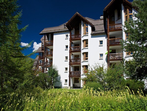 Fenêtre, Bâtiment, Neige, Arbre, Bois, Façade, Ciel, Immobilier, Toit