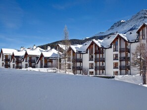 Fenêtre, Bâtiment, Neige, Arbre, Bois, Façade, Ciel, Immobilier, Toit