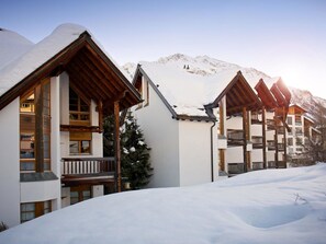 Himmel, Schnee, Gebäude, Berg, Fenster, Wolke, Holz, Steigung, Haus, Baum