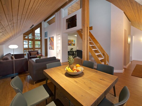Tabelle, Möbel, Eigentum, Couch, Stuhl, Holz, Beleuchtung, Interior Design, Orange, Gebäude