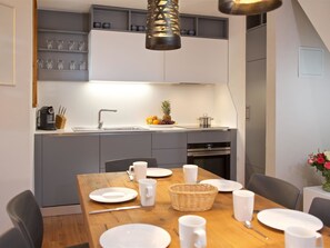 Table, Propriété, Meubles, Cabinetry, Vaisselle, Comptoir, Cuisine, Éclairage, Bois, Orange