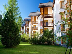 Plante, Ciel, Bâtiment, Jour, Propriété, Fenêtre, Architecture, Quartier, Herbe