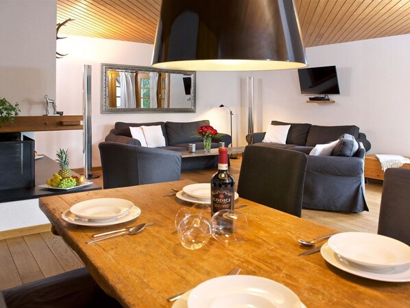 Table, Tableware, Furniture, Property, Dishware, Chair, Wood, Plate, Interior Design, Houseplant