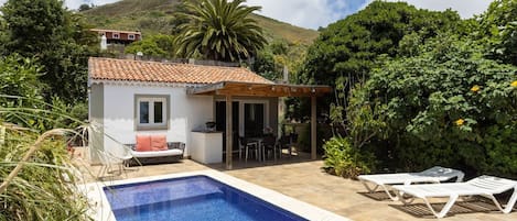 Nube, Edificio, Cielo, Propiedad, Agua, Planta, Piscina, Ventana, Naturaleza, Árbol