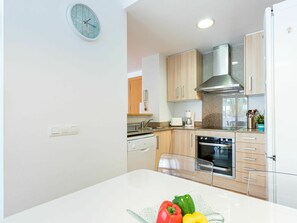Cabinetry, Eigentum, Countertop, Herd, Küchengerät, Küche, Interior Design, Uhr, Holz, Haushaltsgerät
