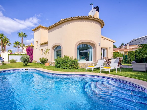 Agua, Planta, Propiedad, Cielo, Edificio, Piscina, Azur, Azul, Nube, Árbol