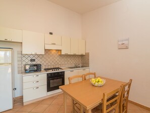 Möbel, Cabinetry, Countertop, Tabelle, Holz, Interior Design, Schublade, Herd, Küche, Gebäude