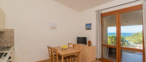 Table, Window, Wood, Building, Plant, Interior Design, Chair, Flooring, Floor, House