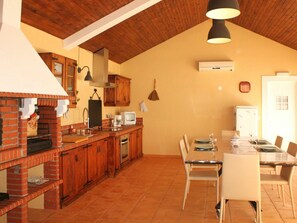 Table, Meubles, Propriété, Cabinetry, Chaise, Comptoir, Bois, Cuisine, Bâtiment, Tiroir