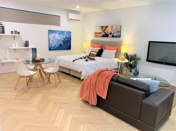 Overview of bedding, lounge and dining areas