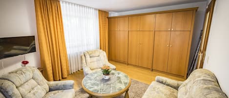 Ferienwohnung Sophia, 60qm, 1 Schlafzimmer, Balkon mit Bergblick-Wohnzimmer