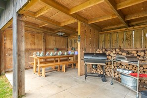 Grace Cottage, Heacham: Garden dining area and BBQ with pizza oven
