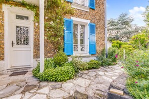 Entrée de la maison et accès à l'autre partie du jardin