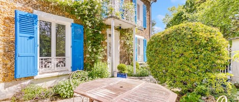 La terrasse plein sud dans un écrin de verdure