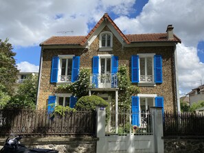 La maison des Volets bleus vue depuis la Marne