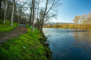 Tailwaters Lodge River Frontage