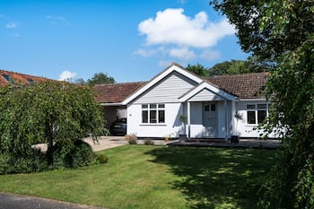 Coastal retreat within walking distance to Chichester Harbour