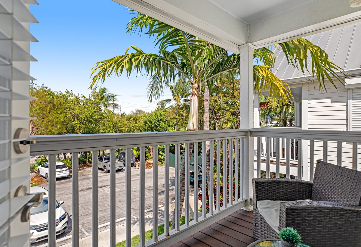 Duck Key waterfront villa with private pool, kayak, SUP, washer/dryer & AC
