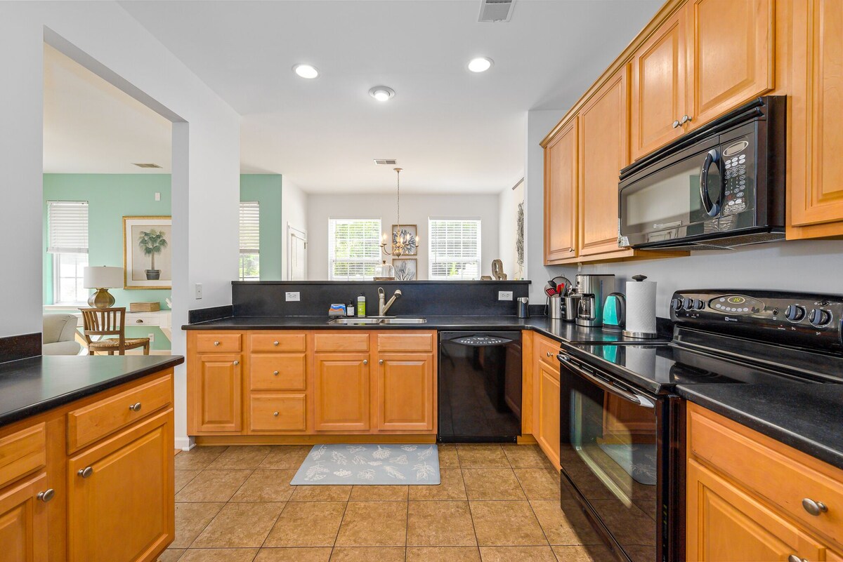 Newly Furnished-Dog Friendly TH/Fenced Yard/Scrnd porch/Pool-Ideal location.