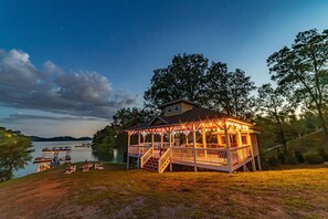 Gazebo _ full kitchen, dinning, kids game room, views!