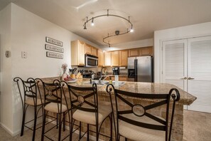 Seating for 4 at the kitchen bar