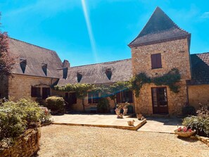 Main house and pigeonnier