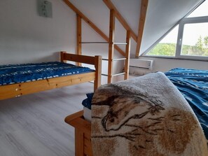 Schlafzimmer  :     1 Doppelbett und 1  Einzelbett
Wohnzimmer unten :  1 x Ausziehbare Wohnlandschaft.