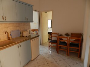 Fully equipped kitchen and dinning area