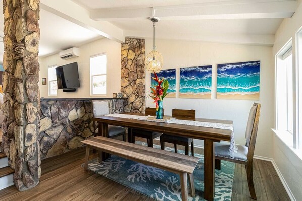 Dining area, resin local art, windward breezes