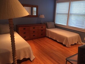 bedroom with 2 twin beds