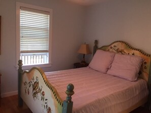 bedroom w queen bed