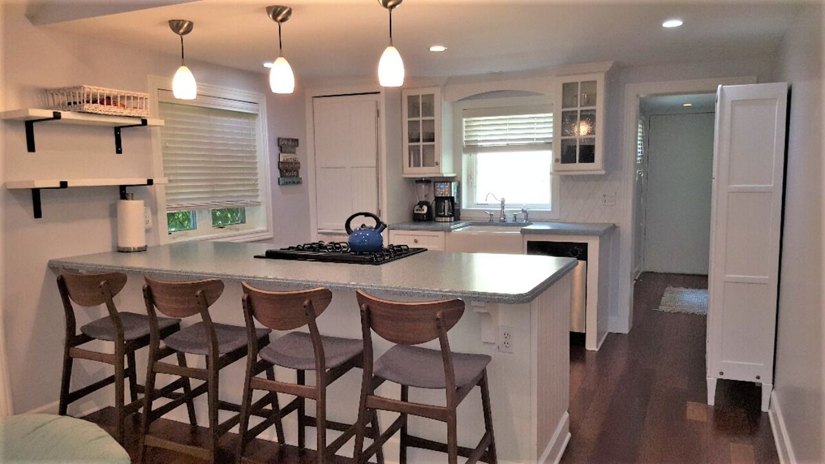 CUTE COTTAGE IN ALDEN – WALK TO TORCH LAKE