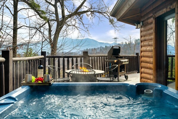 Enjoy the views from your private hot tub. Gas firepit and gas Weber grill. 