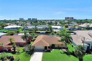Pelican neighborhood, close to Cape Harbor Marina, restaurants and grocery shop