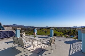 Large Open Balcony with stunning views!
