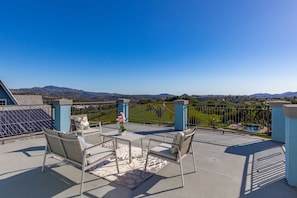 Large Open Balcony with stunning views!