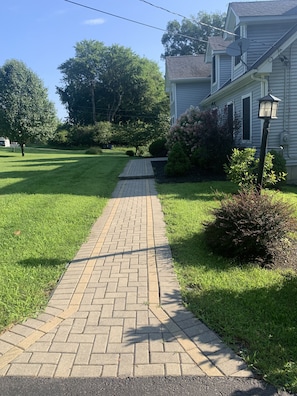 Front walkway featuring lamppost that automatically turns off/on from dusk/dawn.