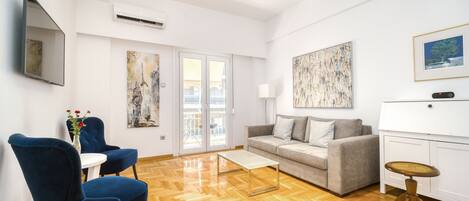 Living area with AC, smart TV with cable/Netflix, high speed Wifi, desk, balcony