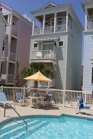 New House, about 100 yards from beach access, close to restaurants.