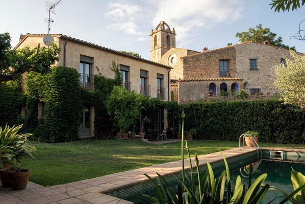 Jardín y casa