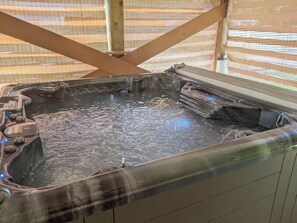 Indoor spa tub