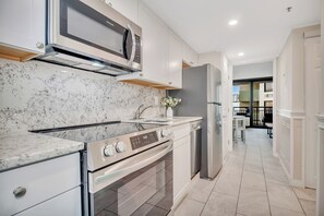 A fully equipped kitchen is ideal for preparing breakfast.