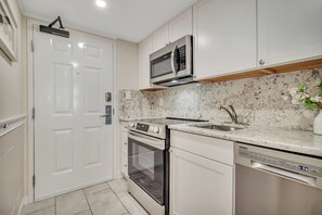 A fully equipped kitchen is ideal for preparing breakfast.