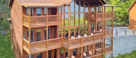 3-level luxe cabin with stunning views of the Smoky Mountain National Park. 5 ensuite bedrooms with decks all facing the views. Game room and private theater room. Hot tub, BBQ grill.